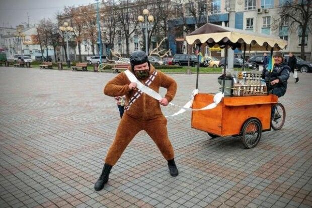 У Рівному активіст через обіцянку бігав майданом у костюмі оленя (Фото)