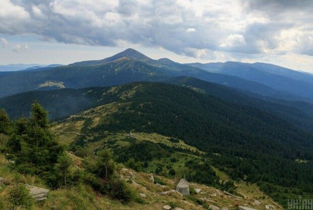 На вершині Говерли 0,5 літрів питної води коштує 100 гривень: туристи спантеличені стихійним ринком та купами сміття (Фото)