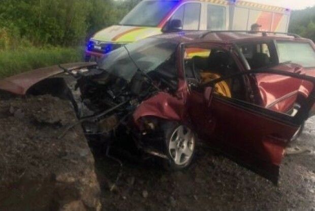 На Волині, щоб дістати загиблого водія з автівки, викликали рятувальників
