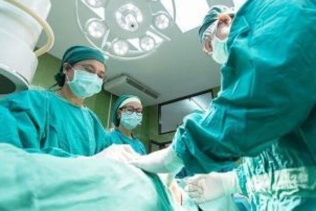 24-річній жінці видалили незвичайну пухлину вагою 32 кг