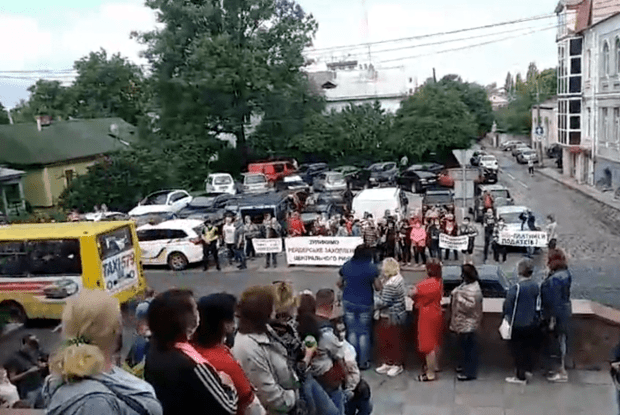 Підприємці Старого ринку пікетують міську раду, де сьогодні засідає земельна комісія (Відео)