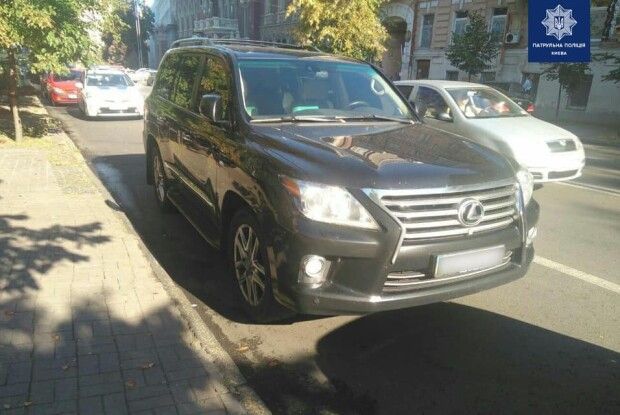 П'яний на позашляховику розтрощив клумби на Алеї Героїв Небесної сотні у Києві (Фото, відео)