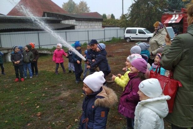 Дошкільнята Любешова оглядали справжню пожежну машину, а поміж тим слухали про безпеку