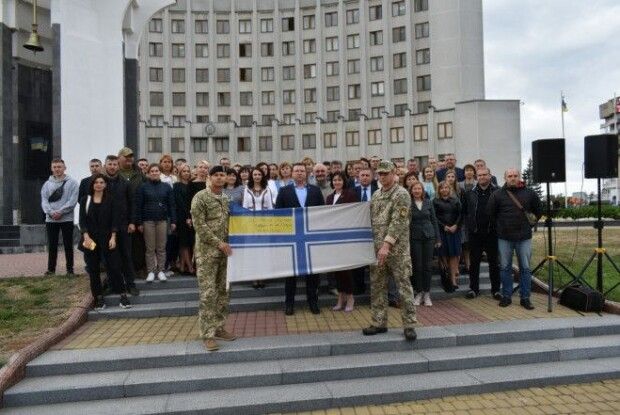 Прапори ВМС України, які підняли по всій Волині на підтримку полонених моряків, урочисто спустили