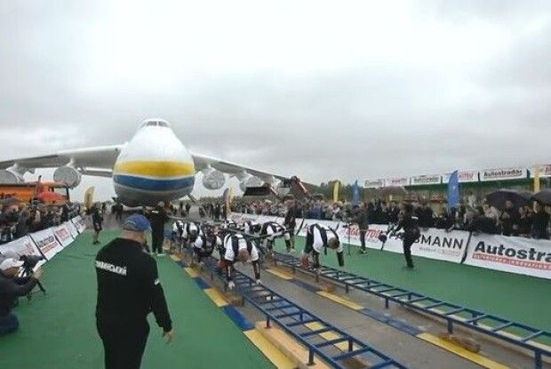 Є рекорд: восьмеро українців протягнули... найбільший літак світу (Відео)