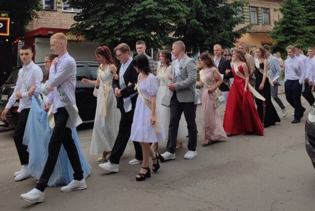 У селищі на Волині 43 випускники попрощалися з рідною школою (Фото)