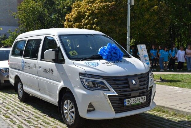 Дитячий фонд ООН передав Луцьку новенький електроавтомобіль