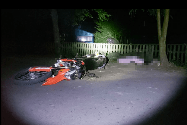 24-річний мотоцикліст на повній швидкості врізався в дерево