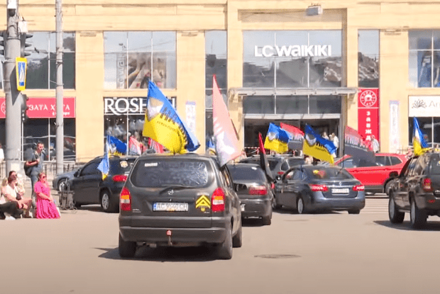 У Луцьку водія траурного кортежу оштрафували за проблискові маячки (Відео)