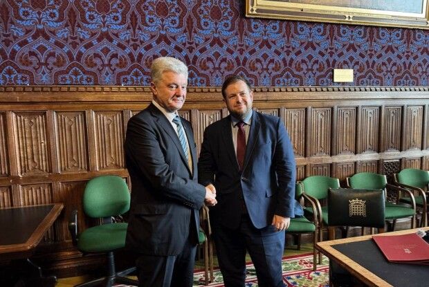 Порошенко обговорив з британськими урядовцями посилення санкцій проти росії і зброю для України