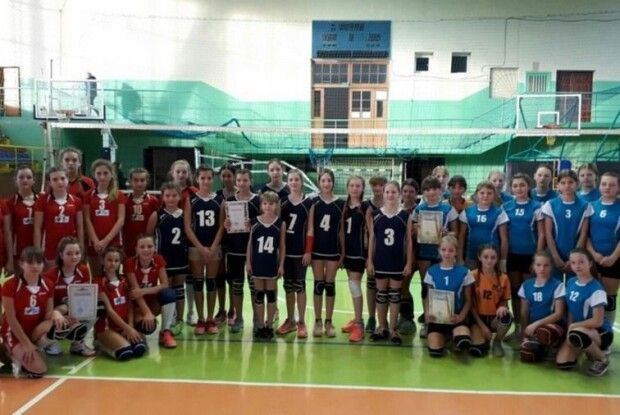 Юні ковельські волейболістки – бронзові призерки обласних змагань