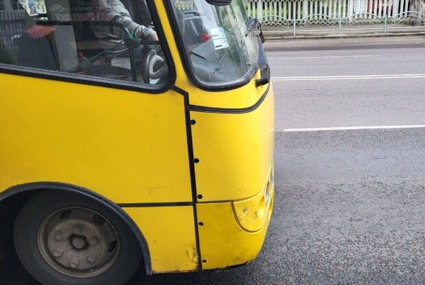 «Розвелось вас тут!»: у Рівному водій маршрутки змусив матір загиблого Воїна оплатити проїзд (Фото)