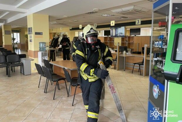 У Луцькому ЦНАПі вчилися рятувати життя під час «пожежі»