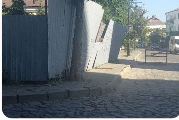 На одній із луцьких вулиць будівельний паркан валиться на тротуар