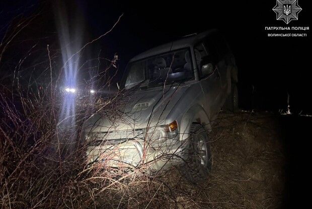 На Волині серед ночі під час погоні авто утікача зʼїхало в кювет