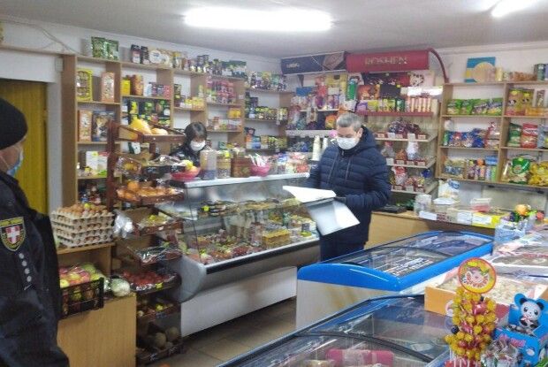 У Любешеві поліція з автомобіля попереджає мешканців про нові карантинні обмеження. Медики підозюють COVID-19 у немовляти (Відео)