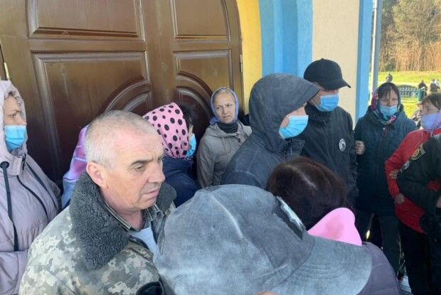 На Рівненщині з бійкою та ґвалтом ділять церкву: є потерпілі (Фото)