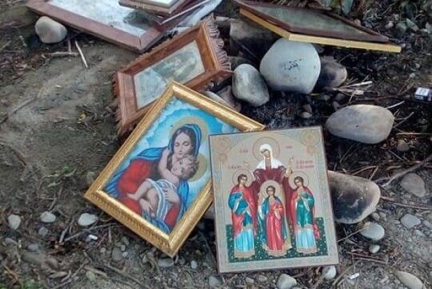 На Волині на смітник викинули ікони