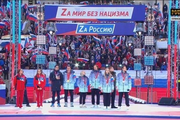 Російські гімнастки «замазали» символ окупантів на своїх фото з концерту на підтримку війни