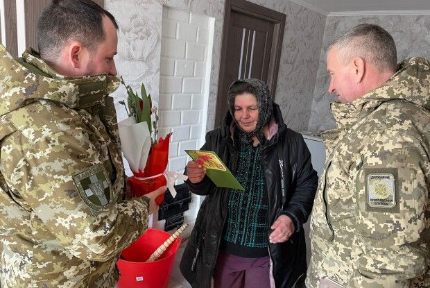 Волинські прикордонники привітали зі святом матерів, дружин, сестер та доньок полеглих побратимів (Фото)