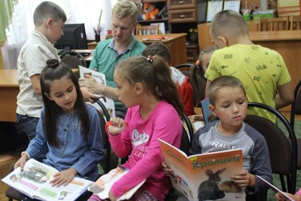 У бібліотеці в Луцьку насолоджувалися інформаційним коктейлем «Няв–Гав–Цвірінь»