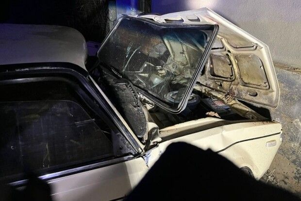 Водійку діставали рятувальники: на Рівненщині легковик врізався у будівлю (Фото)
