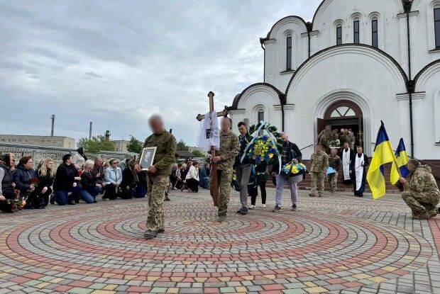 Нововолинська громада провела в останню путь Героя Зоряна Франчука 