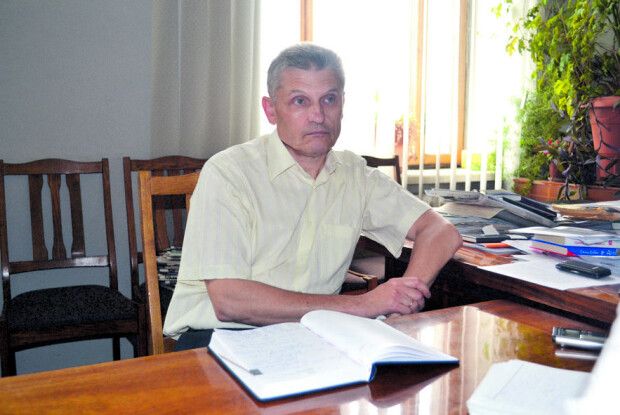 «І старий батько страждає, і я з ним мордуюся…»