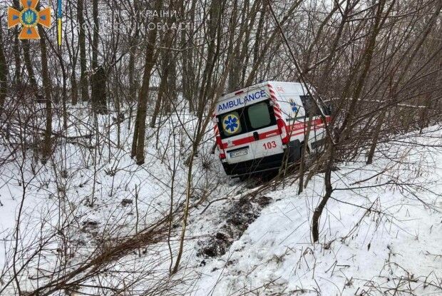 На Горохівщині у сніговому заметі застрягла «швидка» (Фото)