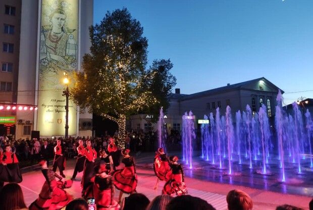 У Луцьку з танцями вдруге відкрили світломузичний фонтан (Фото)