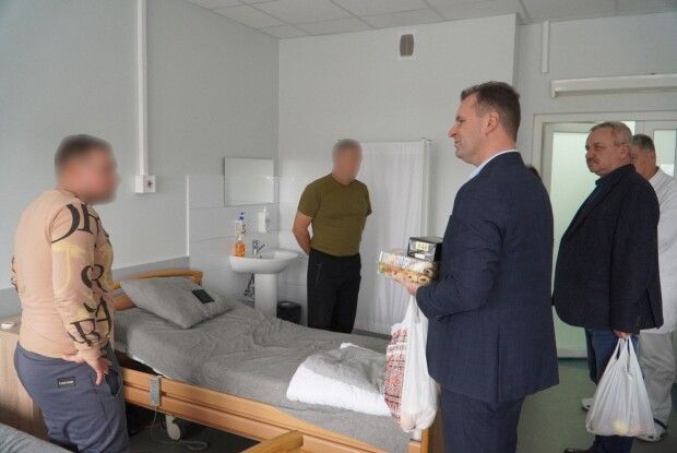 Мер Володимира привітав зі святом військових, які лікуються в медзакладі княжого міста