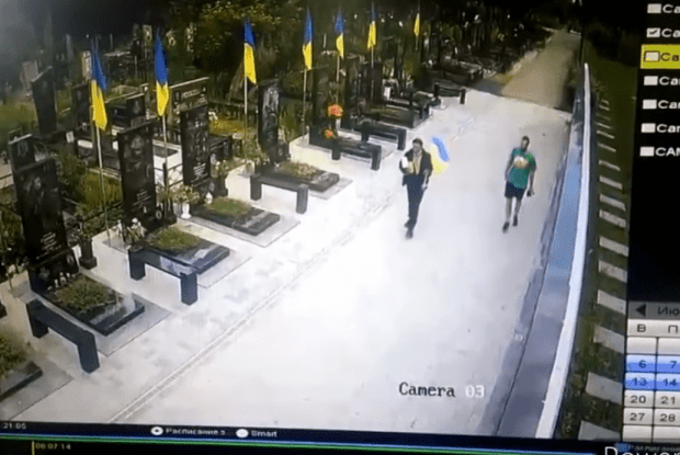 У Полтаві бузувіри зірвали державний прапор з могили загиблого ветерана АТО