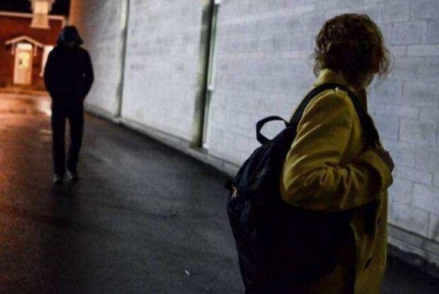 На Волині 45-річний чоловік побив жінку та вирвав з її рук 10 тисяч доларів