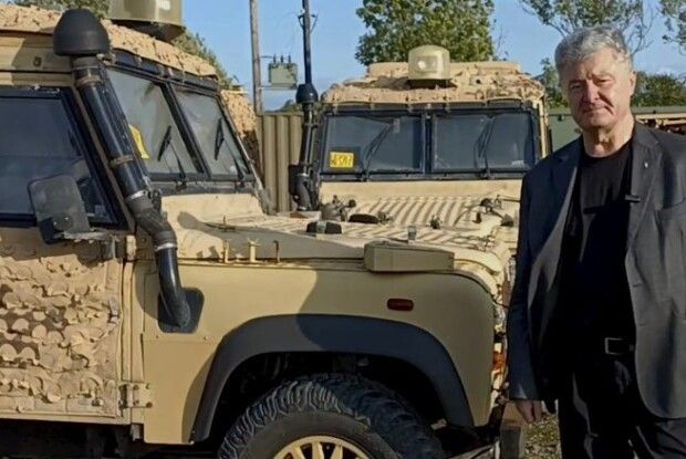 Порошенко показав нову партію техніки для фронту, яку купив у Великій Британії