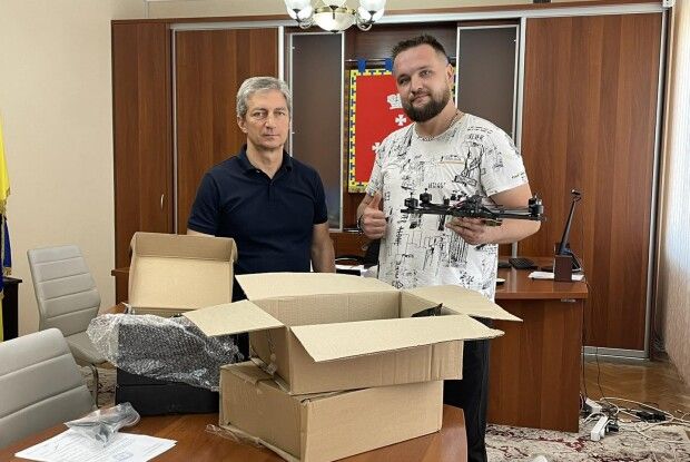 Мер Ковеля передав воїну 14 бригади п’ять дронів