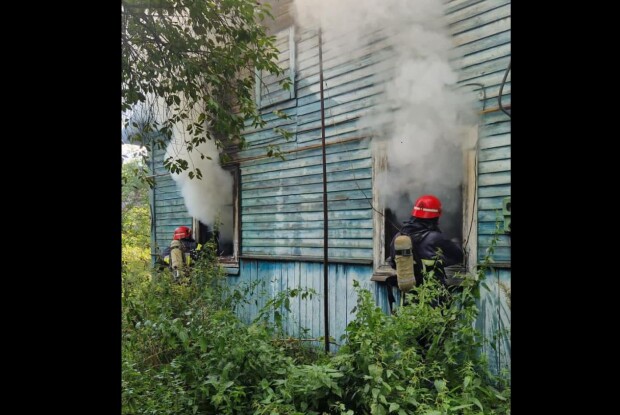 На Волині односельчани ще до приїзду рятувальників винесли чоловіка з палаючої хати (Фото)