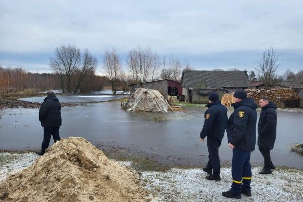 Велика вода на Камінь-Каширщині затоплює обійстя (Фото)