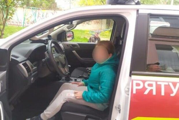Палець дитини застряг у металевому ковші