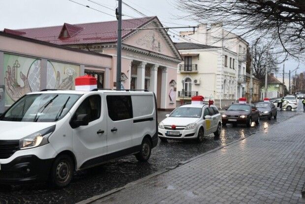 «Миколай пам’ятає про всіх»: у Луцьку служби таксі допомогли розвезти подарунки діткам