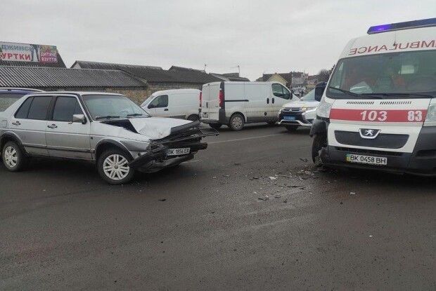 У Дубні в аварію потрапила «швидка», бо легковик не дав дороги (Фото)