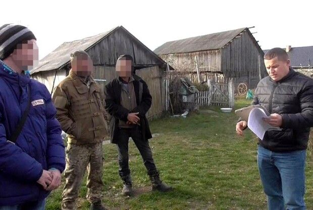На незаконному видобуванні та зберіганні 15 кілограмів бурштину викрили жителя Вараського району (Фото)