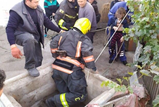 Семирічна дівчинка впала в 15-метрову свердловину, намаючись дістати іграшку