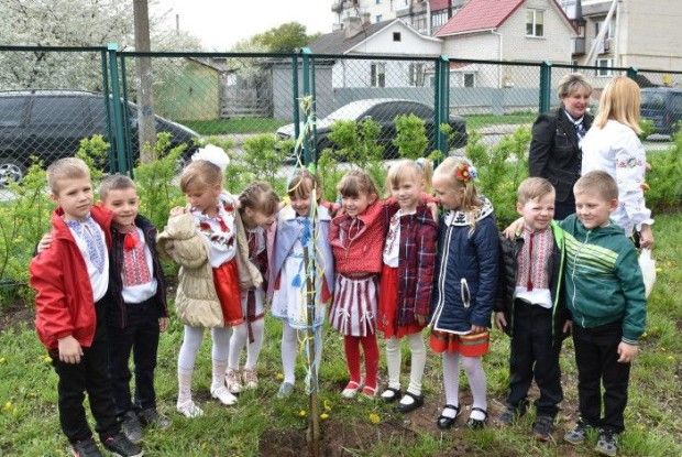Вихованці дитсадка заклали фруктовий сад