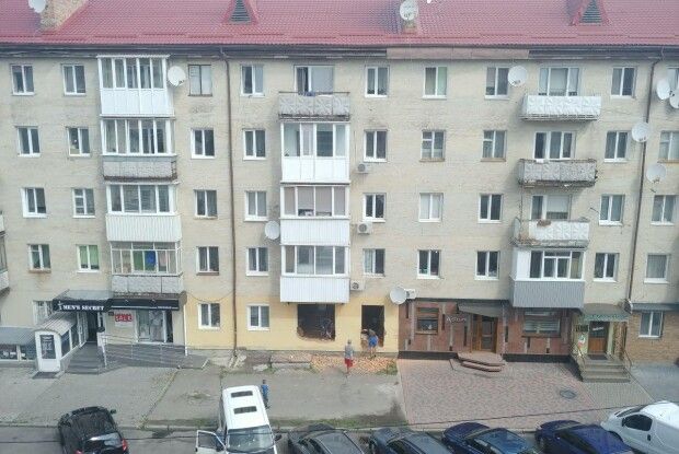 У центрі Луцька робітники продовбали величезні отвори в несучій стіні п'ятиповерхівки (Фото)