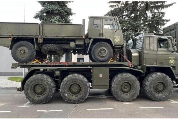 Найбільший захват викликає тягач Foden, який  запросто піднімає і опускає вантажівку DAF