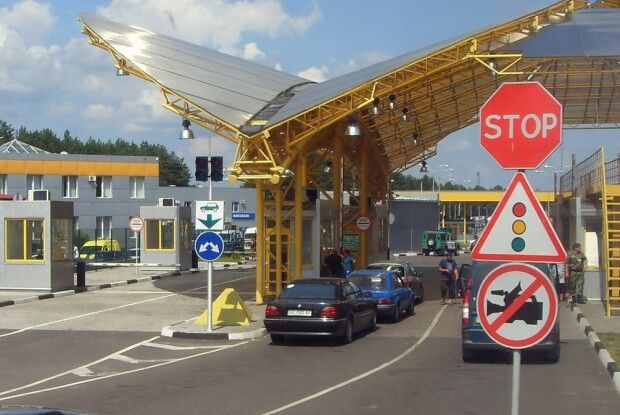 Волинські митники викрили чоловіка, який намагався ввезти в Україну тягач за суттєво заниженою ціною