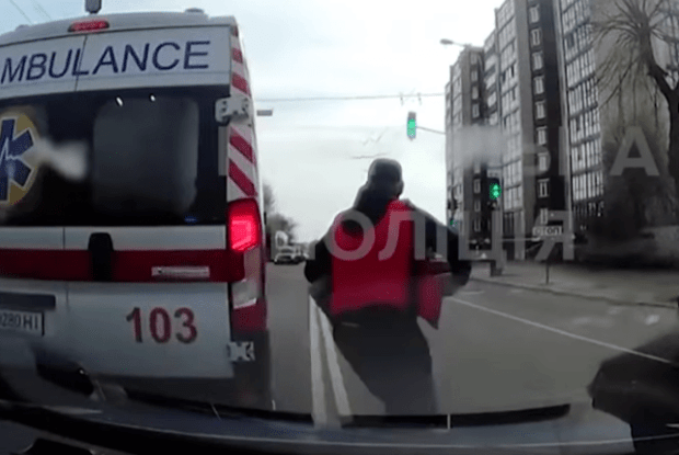 Медик вибіг на дорогу, щоб попросити допомоги: у Луцьку патрульні супроводжували у лікарню породіллю у важкому стані