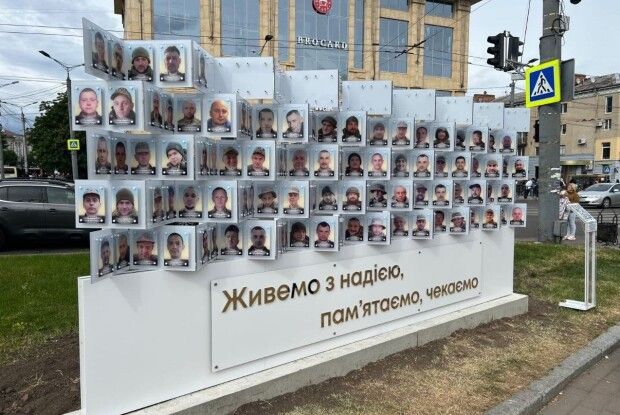 У Луцьку продовжують встановлювати фотостенд  із портретами військових, які зникли безвісти 