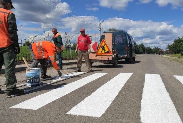 До нас їде Президент: у селі під Луцьком латають асфальт, малюють переходи і косять траву (Відео)