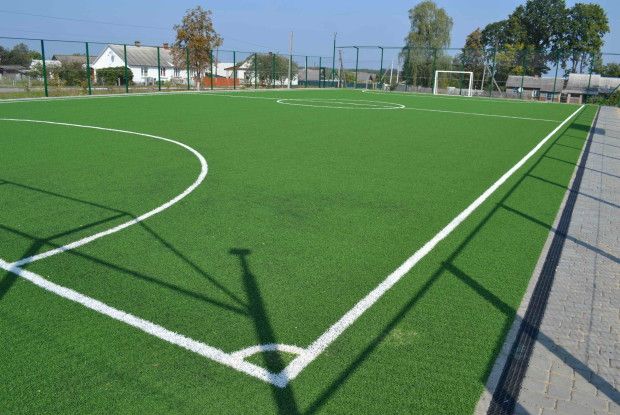 У центрі села з’явився новий спортивний майданчик зі штучним покриттям